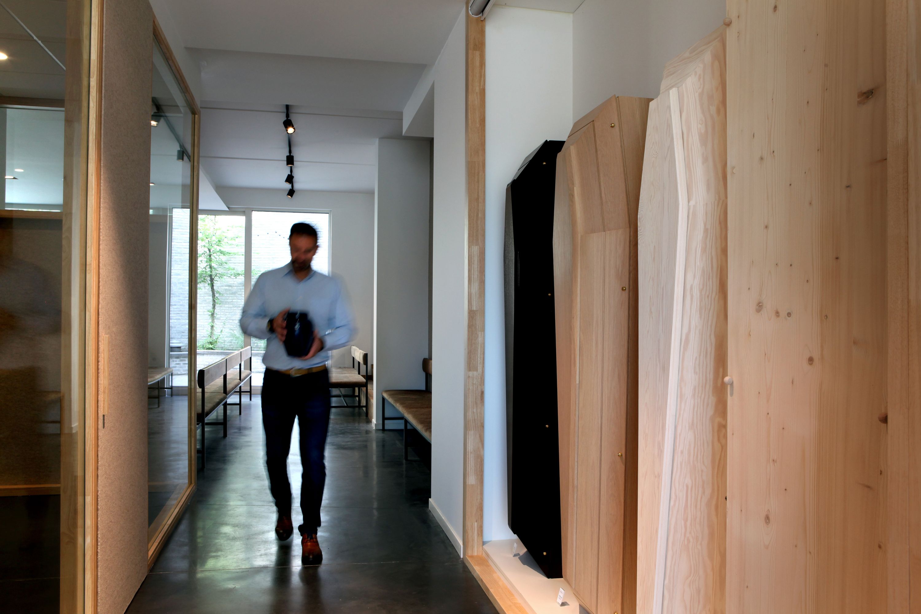 Van Kuyk Uitvaartcentrum Antwerpen — houten gang naar de aula
