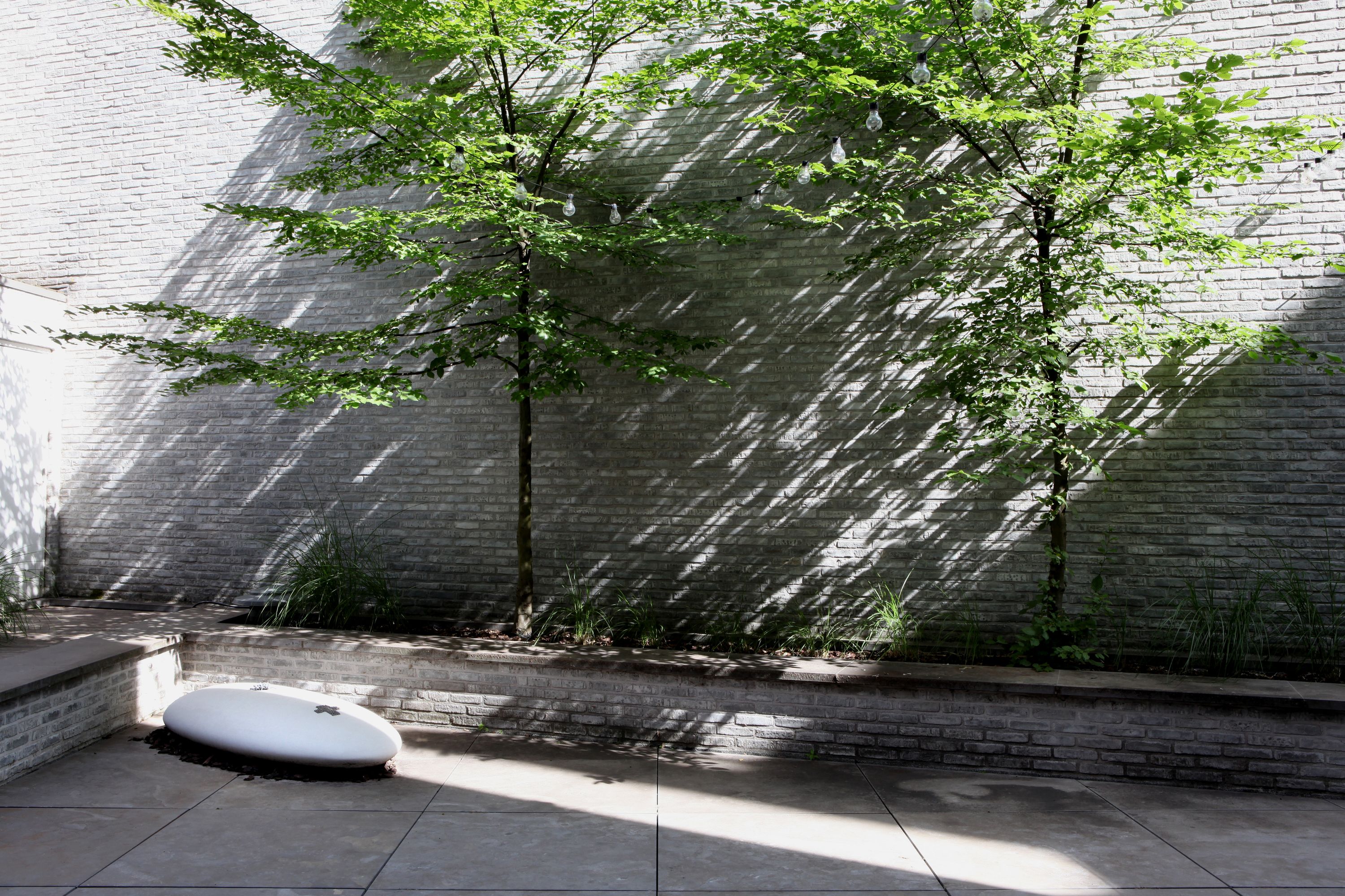Van Kuyk Uitvaartcentrum Antwerpen — groene tuin met bomen