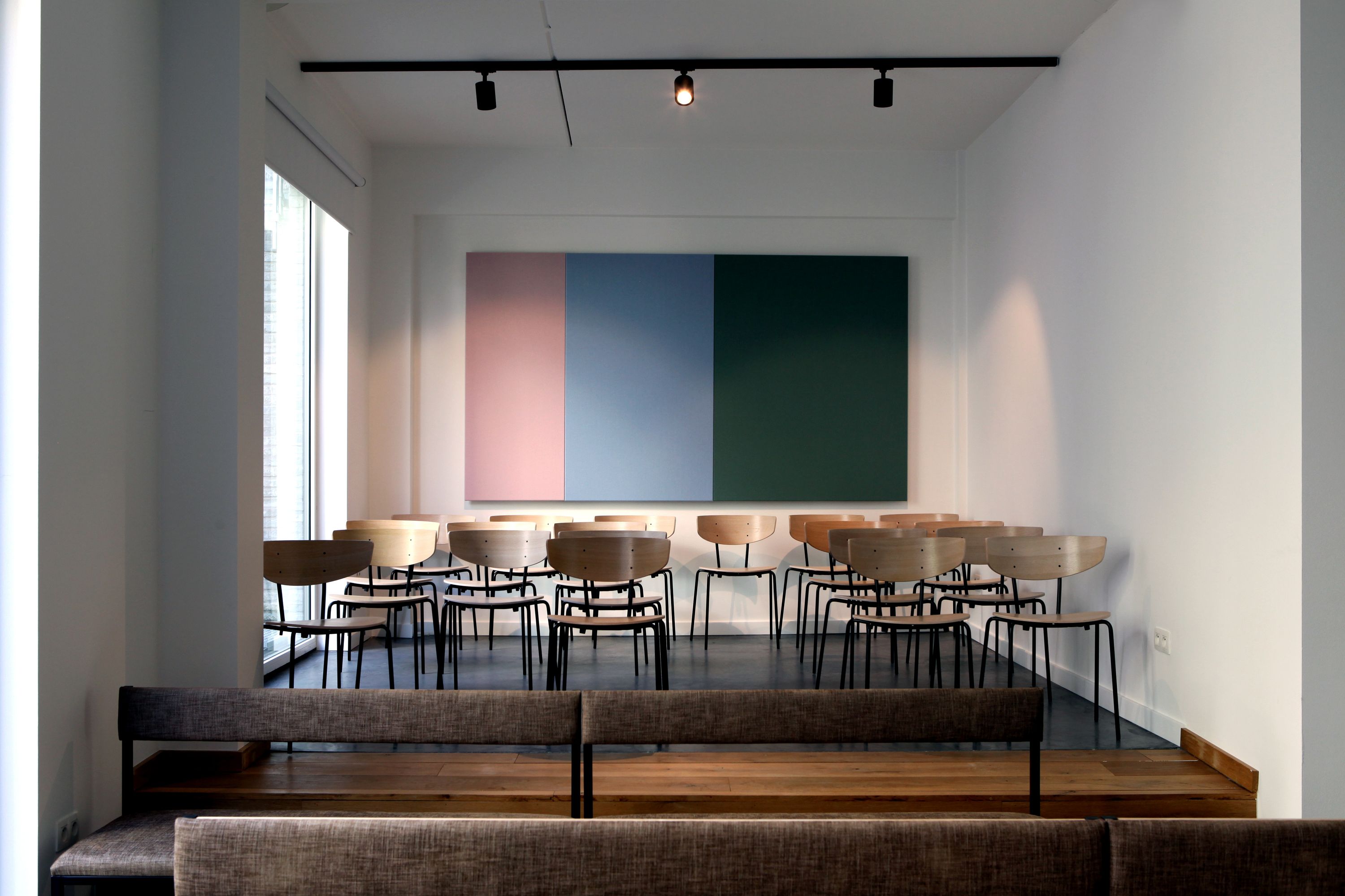 Van Kuyk Uitvaartcentrum Antwerpen — aularuimte met kunstwerk aan de muur